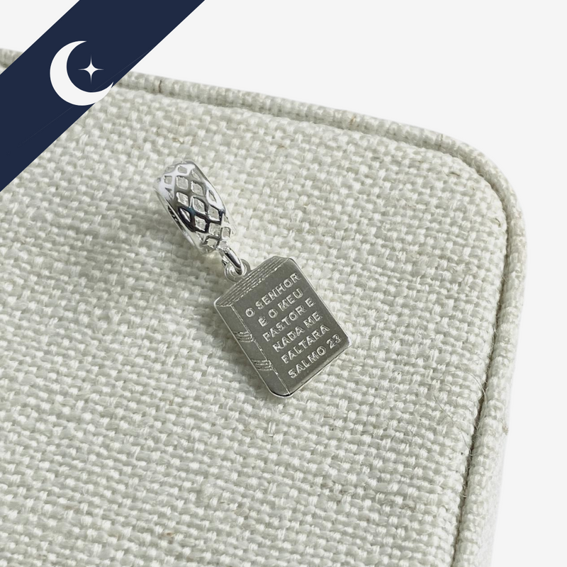 Berloque Bíblia Prata 925 – Prata & Co. | Fé e Elegância em um Acessório Exclusivo