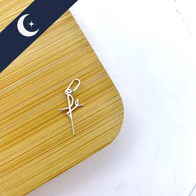 Pingente Fé Manuscrito Mini 1,5 cm Prata 925 – Espiritualidade e Elegância | Prata & Co