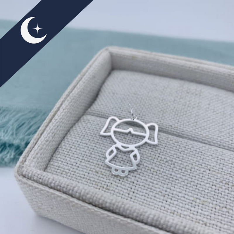 Pingente Menina Vazada 2,5 cm Prata 925 – Delicadeza e Charme | Prata & Co