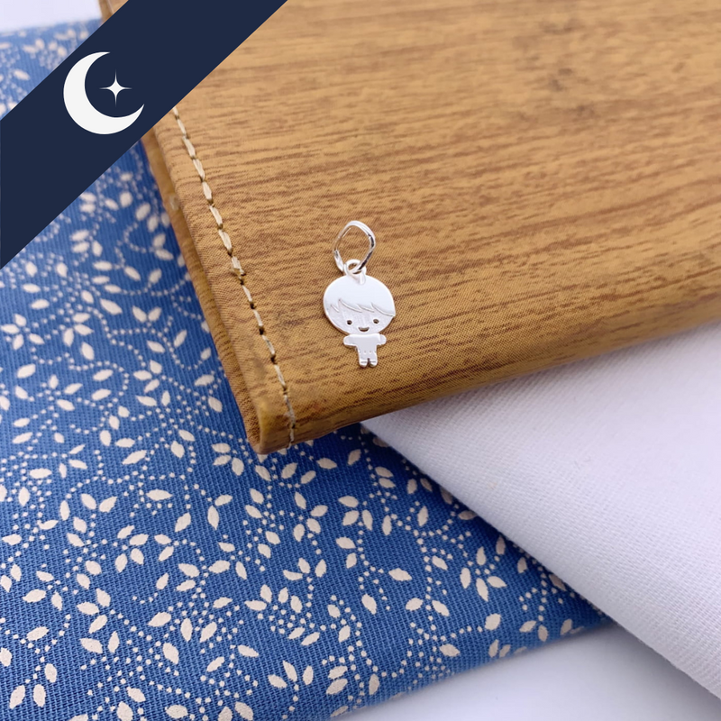 Pingente Menino Franja Prata 925 – Carinho e Personalidade | Prata & Co