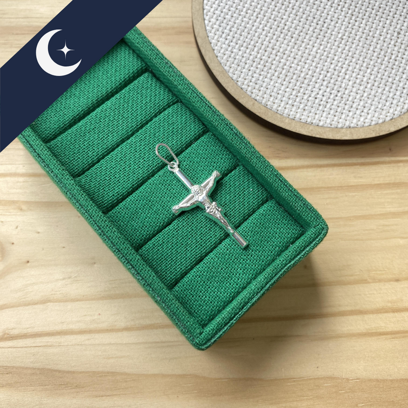 Pingente Crucifixo Estamparia Grande Prata 925 – Fé e Sofisticação | Prata & Co